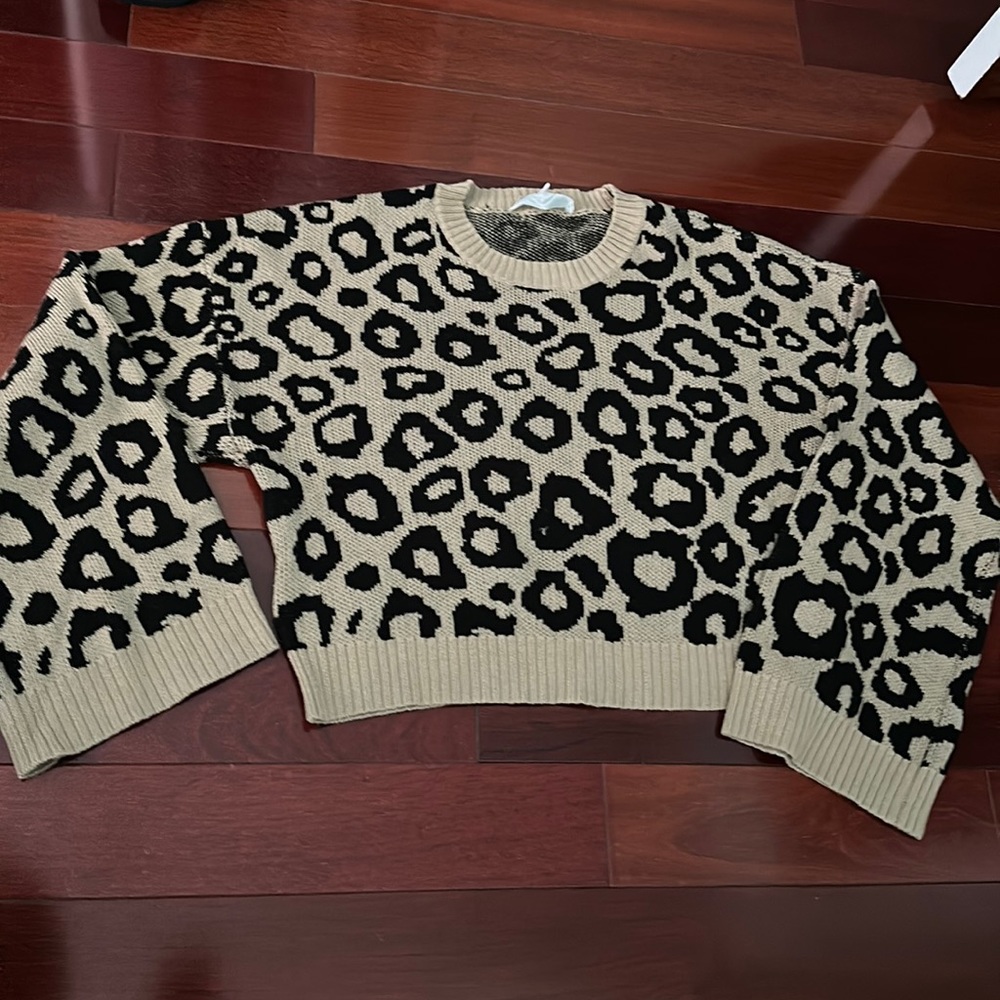 BCBG leopard sweater. NWOT. Size S.